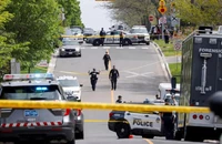 Cảnh sát TP Toronto (Canada) phong tỏa hiện trường nơi bắn chết người đàn ông mang súng. Ảnh: REUTERS