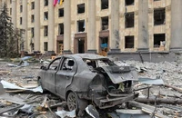 Đống đổ nát sau các đợt tấn công tại Quảng trường Tự do ở TP Kharkiv, Ukraine hồi tháng 3. Ảnh: AFP