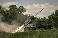 Quân Ukraine nhắm mục tiêu vào lực lượng Nga tại vùng Donbas, miền đông Ukraine hôm 7-6. Ảnh: AFP