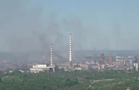 Khói đen bao trùm nhà máy hóa chất Azot ở TP Severodonetsk, tỉnh Luhansk, miền đông Ukraine. Ảnh: HANDOUT