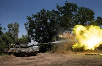 Xe tăng Ukraine khai hỏi ở tỉnh Donetsk, miền đông đất nước. Ảnh: THE NEW YORK TIMES