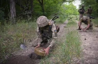 Lực lượng đặc nhiệm Ukraine đặt mìn trên đường đi của quân Mocsow ở tỉnh Donetsk, miền đông Ukraine. Ảnh: AP