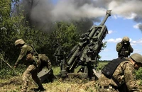Lính Ukraine bắn lựu pháo M777 vào chiến tuyến Donetsk, miền đông đất nước. Ảnh: EPA-EPE