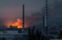 Nhà máy hóa chất Azot (TP Severodonetsk, tỉnh Luhansk, miền đông Ukraine) bốc cháy dữ dội trong các trận giao tranh giữa Nga và Ukraine. Ảnh: REUTERS