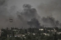 TP Severodonetsk (tỉnh Luhansk, miền đông Ukraine) chìm trong khói đen từ những trận giao tranh giữa quân Kiev và Moscow. Ảnh: AFP