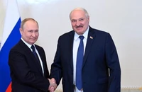 Tổng thống Nga Vladimir Putin (trái) và người đồng cấp Belarus - ông Alexander Lukashenko. Ảnh: SPUTNIK