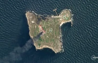 Khói bốc lên do giao tranh Nga - Ukraine trên đảo rắn ngày 6-5. Ảnh: PLANET LABS PBC