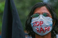 Sinh viên Bangladesh biểu tình phản đối vụ cưỡng hiếp tập thể và tra tấn một phụ nữ ở nước này hồi năm 2020. Ảnh: AFP