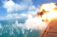 Ukraine máy không người lái Bayraktar TB-2 pháo kích đảo Rắn sau khi Nga rút quân khỏi hòn đảo. Ảnh chụp màn hình từ TWITTER