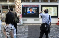 Người dân Nhật bàng hoàng khi nghe tin cựu Thủ tướng Abe Shinzo bị bắn và qua đời. Ảnh: AFP