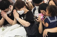 Người dân Nhật xúc động khi viếng cố Thủ tướng Abe Shinzo. Ảnh: CNN