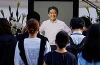 Người dân Nhật đến viếng cố Thủ tướng Abe Shinzo tại đền Zojoji ở thủ đô Tokyo. Ảnh: REUTERS
