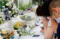 Người dân Nhật cầu nguyện cho ông Abe tại tang lễ ở đền Zojoji (Tokyo) ngày 12-7. Ảnh: REUTERS