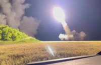 Ukraine khai hỏa pháo HIMARS tại một địa điểm bí mật. Ảnh: REUTERS