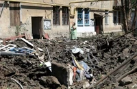 Cảnh đổ nát ở TP Toretsk (tỉnh Donetsk, miền đông Ukraine) sau khi bị Nga không kích ngày 17-7. Ảnh: AFP