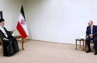 Tổng thống Nga Vladimir Putin (phải) đã gặp Lãnh tụ Tối cao Iran - ông Ayatollah Ali Khamenei. Ảnh: REUTERS