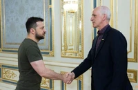 Tổng thống Ukraine - ông Volodymyr Zelensky (trái) và Hạ nghị sĩ Adam Smith - Chủ tịch Ủy ban Quân vụ Hạ viện Mỹ. Ảnh: REUTERS