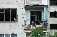 Một chung cư ở TP Sloviansk (tỉnh Donetsk, miền đông Ukraine) bị hư hại nặng do Nga pháo kích. Ảnh: THE GUARDIAN