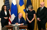 Tổng thống Mỹ Joe Biden (ngồi) đã ký nghị định thư phê chuẩn Phần Lan, Thụy Điển gia nhập ngày 9-8. Ảnh: AFP
