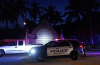 Xe cảnh sát đỗ bên ngoài dinh thự Mar-a-Lago (bang Florida, Mỹ) của ông Trump. Ảnh: AP
