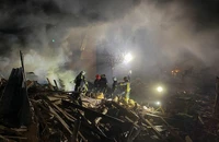 Đống đổ nát sau đợt không kích của Nga ở tỉnh Kharkiv (Ukraine). Ảnh: REUTERS