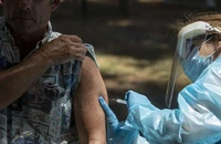 Tình nguyện viên tiêm vaccine đậu mùa khỉ tại Công viên nghệ thuật Barnsdall ở Hollywood. Ảnh: RT