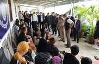 Cảnh sát lấy lời khai những người lao động được cho là bị lừa gạt tại Sihanoukville (Campuchia) vào năm 2022. Ảnh: KHMER TIMES