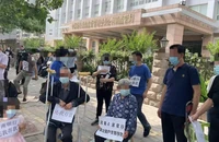Những người phản đối bên ngoài một ngân hàng ở thành phố Trịnh Châu (tỉnh Hà Nam, Trung Quốc) vào tháng 5. Ảnh: SOUTH CHINA MORNING POST