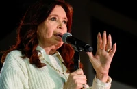 Phó Tổng thống Argentina - bà Cristina Fernandez de Kirchner nói chuyện với những người ủng hộ ở Buenos Aires, Argentina, ngày 27-8. Ảnh: REUTERS