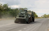Phương tiện quân sự Ukraine rời TP Bakhmut, tỉnh Donetsk (vùng Donbass, miền đông Ukraine). Ảnh: REUTERS