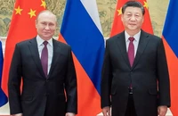 Tổng thống Nga Vladimir Putin (bên trái) và Chủ tịch TQ Tập Cận Bình (bên phải). ẢNH: GETTY IMAGES