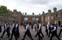 Các nhân viên cảnh sát diễu hành qua Tòa án Friary tại Cung điện St James ở London vào ngày 9-9, một ngày sau khi Nữ hoàng Elizabeth II qua đời. Ảnh: AFP