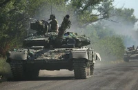 Xe tăng của các lực lượng Kiev di chuyển trên đường tại tỉnh Luhansk (vùng Donbass, miền đông Ukraine). Ảnh: AFP