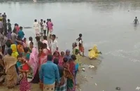 Hoạt động tìm kiếm người mất tích sau vụ chìm phà trên sông Karatoya, huyện Panchagarh, miền bắc Bangladesh ngày 25-9. Ảnh: AP