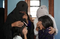 Gia đình một nạn nhân của vụ đánh bom liều ở Kabul (Afghanistan) trong tang lễ của nạn nhân ngày 30-9. Ảnh: AP