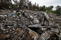 Tòa nhà ở TP Izium (tỉnh Kharkiv, Ukraine) hoàn toàn bị phá hủy sau trận pháo kích của Nga ngày 30-9. Ảnh: REUTERS