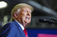 Cựu Tổng thống Donald Trump phát biểu ở thành phố Warren, bang Michigan (Mỹ) ngày 1-10. Ảnh: REUTERS