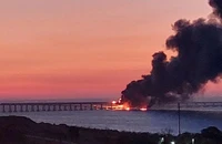 Khói bốc lên từ đám cháy trên cầu Crimea ngày 8-10. Ảnh: SPUTNIK