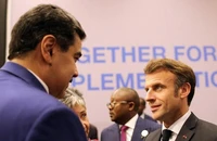 Tổng thống Pháp Emmanuel Macron (phải) và người đồng cấp Venezuela - ông Nicolas Maduro. Ảnh: AFP