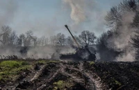Quân Ukraine dùng pháo tự hành Krab của Ba Lan tấn công mục tiêu Nga ở tỉnh Donetsk ngày 8-11. Ảnh: REUTERS