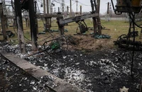 Một trạm biến áp của Ukraine bị phá hủy trong đợt pháo kích của quân Nga ở khu vực miền trung. Ảnh: REUTERS