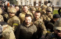 Tổng thống Ukraine - ông Volodymyr Zelensky (giữa) đã tới thăm Kherson ngày 14-11. Ảnh: REUTERS