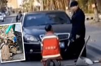 Vợ chồng chủ xe sang bắt một lao công lớn tuổi phải quỳ xuống đất xin lỗi. Ảnh: DOUYIN