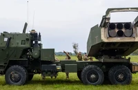 Một tổ hợp pháo phản lực cơ động cao (HIMARS) được chụp trong cuộc tập trận quân sự ở Latvia vào ngày 26-9. Ảnh: GETTY IMAGES