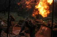 Quân Ukraine bắn súng cối về phía các lực lượng Nga tại tiền tuyến tỉnh Donetsk (vùng Donbass). Ảnh: REUTERS