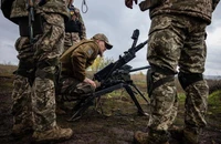 Lính Ukraine kiểm tra vũ khí trên tiền tuyến tỉnh Donetsk. Ảnh: AFP
