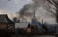 Khói đen bao trùm khu dân cư tại tỉnh Donetsk (Ukraine) sau trận pháo kích từ Nga. Ảnh: REUTERS