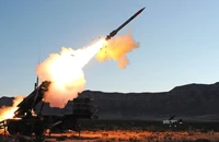 Hệ thống tên lửa phòng không Patriot khai hỏa. Ảnh: US ARMY