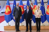 Thủ tướng Phạm Minh Chính (giữa) chụp ảnh cùng các quan chức cấp cao EU tại Brussels (Bỉ) ngày 14-12. Ảnh: VGP