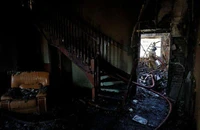 Nhà dân tan hoang trong các trận giao tranh giữa Nga và Ukraine ở tỉnh Donetsk. Ảnh: REUTERS